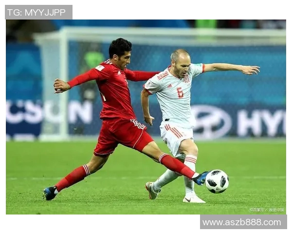 足球球星意外拉伤倒地瞬间痛苦神情令人揪心